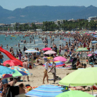 Miles de personas en la playa de Salou, en Tarragona. JAUME SELLART