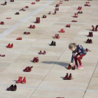 Zapatos rojos colocados cuidadosamente en la plaza Habima de Tel Aviv en una protesta contra la violencia contra las mujeres.