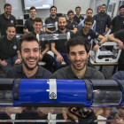 María Cruz del Río, Daniel Orient, David Pistoni y Vicente Dolz sostienen el módulo Hyperloop, junto al resto del equipo de la Universidad Politécnica de Valencia (UPV).