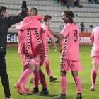 Los jugadores de la Cultural se felicitan por la victoria lograda ante el Racing Ferrol. JESUS CRIADO
