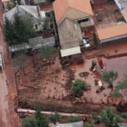 Vista aérea de las calles de la localidad húngara de Devecser, cubiertas por lodo rojo.