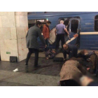 Heridos tras la explosión en un vagón de metro en San Petersburgo, este lunes.