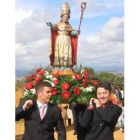Los mozos pujan la talla de santo Toribio en la subida al crucero