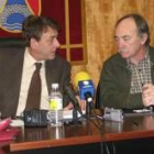 García-Prieto, a la izquierda, junto al alcalde de Folgoso durante el encuentro que mantuvieron ayer