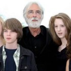 El director Michael Haneke con los jóvenes actores que protagonizan su película