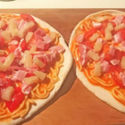 Las dos pizzas con espaguetis finos del primer ministro English.