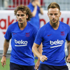 Griezmann, a la izquierda, volverá a tener hoy minutos en el segundo amistoso del Barça. WEERASINGHE