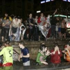 Algunos acudieron rápidamente con la Copa en la mano