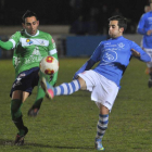 Puente, autor del gol del Astorga, intenta controlar el balón ante un defensor segoviano.