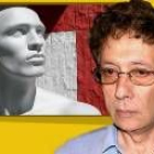 El crítico de arte Marcelino Cuevas, en un montaje similar a las imágenes que muestra en Ármaga