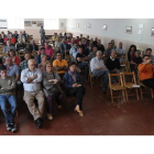 El salón de actos del centro social de Columbrianos se llenó ayer tarde con los pedáneos.