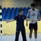 Isidoro da instrucciones a Dipanda en un entrenamiento.