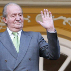 El rey Juan Carlos saluda desde el palco Real de la Monumental de Las Ventas, ayer.