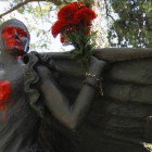 Pintadas en la estatua de la tumba de Lola Flores.