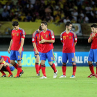 Los jugadores de España se lamentan de la derrota.