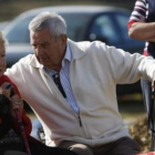 Laurentino Fernando Fernández junto a su mujer viendo los trabajos de la exhumación.