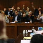 La edil del PSOE y los del PP coincidieron en la votación de los puntos y no faltaron las pancartas.