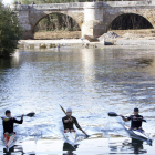 Los piragüistas leoneses entrenan en el cauce del río Bernesga. El nivel de las aguas es muy bajo y la suciedad de la superficie dificulta los ejercicios, se quejan los deportistas.