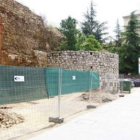 Imagen de la valla metálica que se instaló en el 2008 en la parcela que se preveía construir.