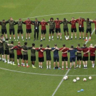Los jugadores del Arsenal se motivan antes de empezar el entrenamiento en el estadio Olímpico de Bakú (Azerbayán), la sede de la final.