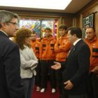 El alcalde y la concejala de Deportes hablan con Cueto durante un acto de la Cultural.