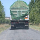 Un camión de gran tonelaje por una carretera a la que supera en anchura