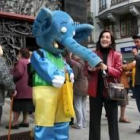 La concejala Covadonga Soto presentó ayer la campaña de reciclaje junto a la mascota, Recifante