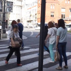 Varios peatones cruzan con el semáforo en rojo y de forma indebida en Gran Vía de San Marcos. CÉSAR GONZÁLEZ