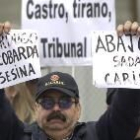 La puerta de la embajada de Cuba en la capital de España recibió las protestas de los manifestantes