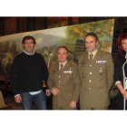 Prieto posa junto a los mandos del acuartelaminento de Santocildes y Victorina Alonso.