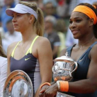 Serena Williams (derecha), Maria Sharapova (centro) y Arantxa Sánchez Vicario, encargada de entregar los trofeos a las finalistas.