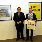 El director de Políticas Culturales y el director del Musac, con la bolsa y los pósters que se entregarán gratuitamente