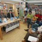 Los presentadores del acto flanquean a García Hoyuelos junto al dúo musical Tarna y parte de los participantes y público.