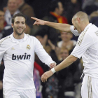 Benzema celebra con su compañero Higuaín la consecución de un gol.