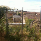 Vista de la valla metálica con la que uno de los vecinos de Rueda del Almirante intentó apropiarse de un tramo de muralla
