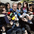 Juan Pardo, el hombre que perdió a su hija, a su nieta y a su primera mujer, atiende a los medios de comunicación a su salida del Hotel Rey Don Jaime de Castelldefels.