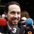 Iglesias atiende a los medios a su llegada al consejo ciudadano de la formación.