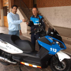 El edil de Tráfico, Pablo García Fernández, entrega las llaves a uno de los agentes.