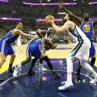 Marc Gasol, de Memphis Grizzlies (2d), impulsa a la canasta de Golden State Warriors.