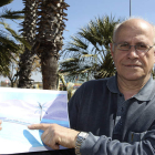 Antonio Ibáñez de Alba muestra el diseño de su invento. MARIANO CIEZA MORENO