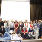 Imagen de familia con los galardonados, organizadores y representantes de instituciones colaboradoras en el festival.