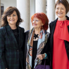 Carmen Calvo, con laa rectora de la Universitat de Valencia, Mavi Mestre, y la jurista Julia Sevilla, premiada con la medalla de la institución