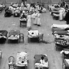 El Auditorio Municipal de Oakland, en Estados Unidos, empleado como hospital de emergencia durante la pandemia de gripe de 1918.