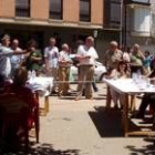 El enólogo Francisco Giganto explica las cualidades de uno de los vinos durante la cata
