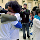 La presunta asesina abraza al padre de Gabriel, de quien era pareja, con la madre del pequeño al lado. BARBA