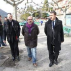 El presidente de la asociación vecinal, Jesús López, entre el edil de Fomento y el alcalde.