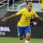 Philippe Coutinho celebra un gol con Brasil