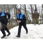 Dos policías asturianos inspeccionan la zona en la que fue localidado el cuerpo, en Parana.