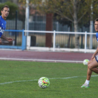 Adán Gurdiel, a la derecha, vuelve a la formación titular de la Ponferradina después de firmar su renovación.