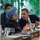 El primer ministro indio, Dr. Manmohan Singh, habla con Barack Obama durante el G-20.